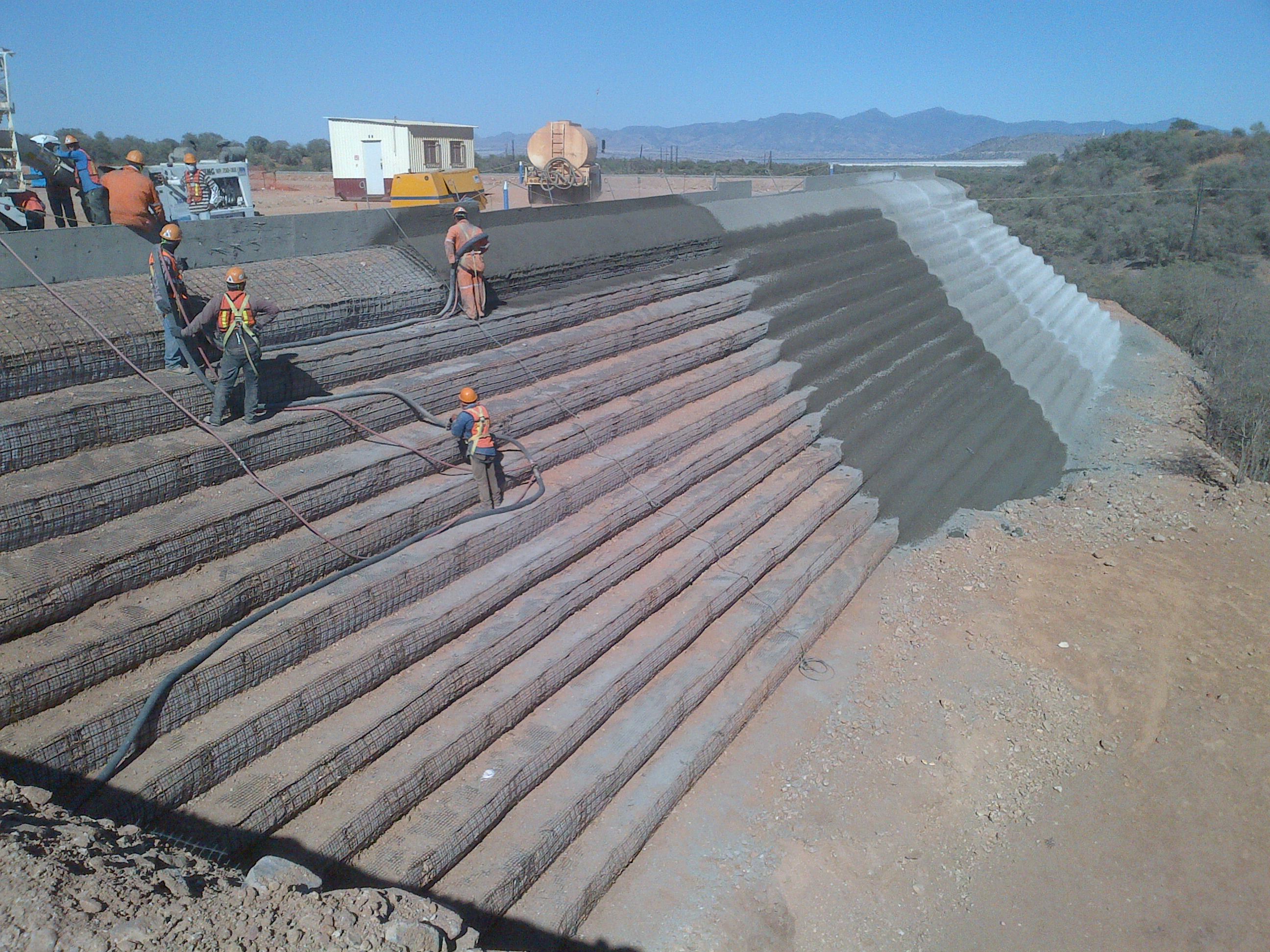 LANZADO DE CONCRETO EN TALUD REFORZADO CON MALLAS